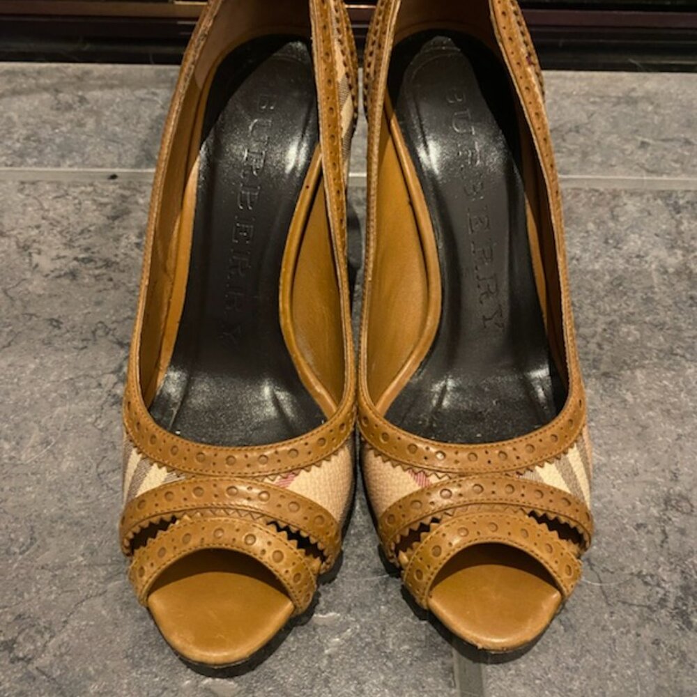 Burberry Beige / Camel Leather Haymarket Heel (size 39.5) - Picture 4 of 6